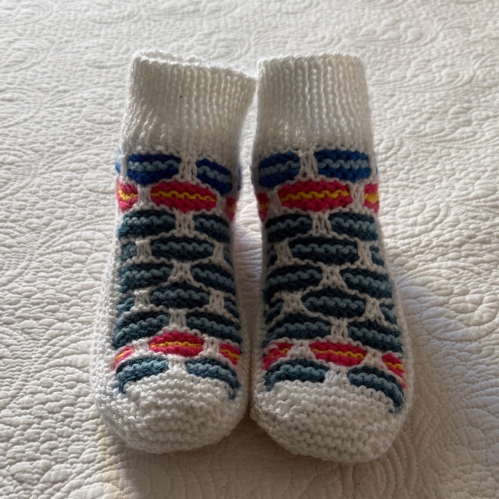 Hand-Knit White Women’s Socks with Multicolor Pattern OS